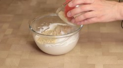 Пирожные из орехового бисквита с вишневым кремом - шаг 4