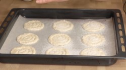 Пирожные из орехового бисквита с вишневым кремом - шаг 5