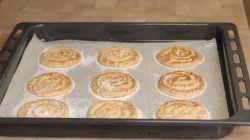 Пирожные из орехового бисквита с вишневым кремом - шаг 6