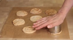 Пирожные из орехового бисквита с вишневым кремом - шаг 7