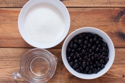 Быстрое варенье из черной смородины через мясорубку на зиму - шаг 1 Быстрое варенье из черной смородины через мясорубку на зиму - шаг 1