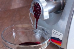 Быстрое варенье из черной смородины через мясорубку на зиму - шаг 4 Быстрое варенье из черной смородины через мясорубку на зиму - шаг 4