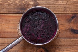 Быстрое варенье из черной смородины через мясорубку на зиму - шаг 6 Быстрое варенье из черной смородины через мясорубку на зиму - шаг 6