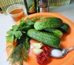 Быстромаринованные огурцы в контейнере - шаг 1