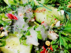 Быстромаринованные огурцы в контейнере - шаг 3