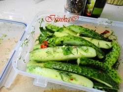 Быстромаринованные огурцы в контейнере - шаг 4