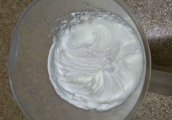 Быстрый пирог с вареньем в мультиварке - шаг 2 Быстрый пирог с вареньем в мультиварке - шаг 2