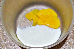 Быстрый пирог с вареньем в мультиварке - шаг 3 Быстрый пирог с вареньем в мультиварке - шаг 3