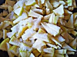 Быстрый штрудель из тонкого лаваша с яблоками и изюмом - шаг 2 Быстрый штрудель из тонкого лаваша с яблоками и изюмом - шаг 2