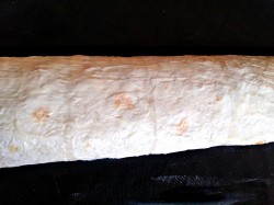 Быстрый штрудель из тонкого лаваша с яблоками и изюмом - шаг 6 Быстрый штрудель из тонкого лаваша с яблоками и изюмом - шаг 6