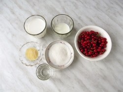 Десерт молочный на желатине с красной смородиной - шаг 1 Десерт молочный на желатине с красной смородиной - шаг 1