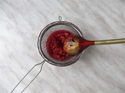 Десерт молочный на желатине с красной смородиной - шаг 8 Десерт молочный на желатине с красной смородиной - шаг 8