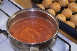 Диетические тефтели из куриного фарша в духовке с подливкой - шаг 10 Диетические тефтели из куриного фарша в духовке с подливкой - шаг 10