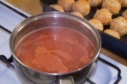 Диетические тефтели из куриного фарша в духовке с подливкой - шаг 11 Диетические тефтели из куриного фарша в духовке с подливкой - шаг 11