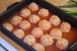 Диетические тефтели из куриного фарша в духовке с подливкой - шаг 12 Диетические тефтели из куриного фарша в духовке с подливкой - шаг 12