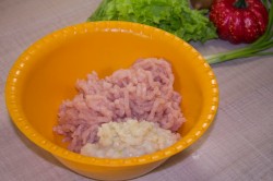 Диетические тефтели из куриного фарша в духовке с подливкой - шаг 2 Диетические тефтели из куриного фарша в духовке с подливкой - шаг 2