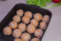 Диетические тефтели из куриного фарша в духовке с подливкой - шаг 8 Диетические тефтели из куриного фарша в духовке с подливкой - шаг 8