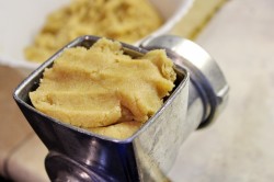 Домашнее песочное печенье через мясорубку - шаг 6 Домашнее песочное печенье через мясорубку - шаг 6