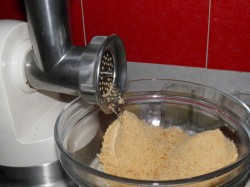 Домашнее пирожное Картошка из сухарей со сгущенкой - шаг 2 Домашнее пирожное Картошка из сухарей со сгущенкой - шаг 2