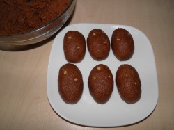 Домашнее пирожное Картошка из сухарей со сгущенкой - шаг 9 Домашнее пирожное Картошка из сухарей со сгущенкой - шаг 9