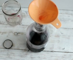 Домашнее вино из черной смородины - шаг 7