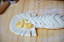 Дрожжевая коса пирог с яблоками - шаг 11