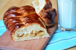 Дрожжевая коса пирог с яблоками - шаг 14