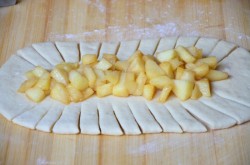 Дрожжевая коса пирог с яблоками - шаг 10