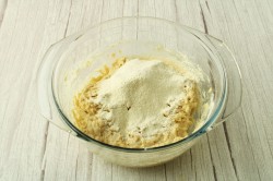 Дрожжевые пирожки с зеленым луком и яйцом в духовке - шаг 10