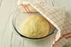 Дрожжевые пирожки с зеленым луком и яйцом в духовке - шаг 11