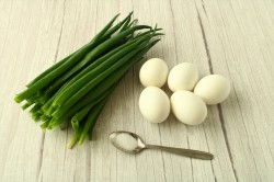 Дрожжевые пирожки с зеленым луком и яйцом в духовке - шаг 12