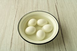 Дрожжевые пирожки с зеленым луком и яйцом в духовке - шаг 13