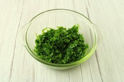 Дрожжевые пирожки с зеленым луком и яйцом в духовке - шаг 14