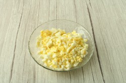 Дрожжевые пирожки с зеленым луком и яйцом в духовке - шаг 15