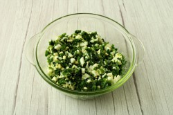 Дрожжевые пирожки с зеленым луком и яйцом в духовке - шаг 16