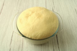 Дрожжевые пирожки с зеленым луком и яйцом в духовке - шаг 17