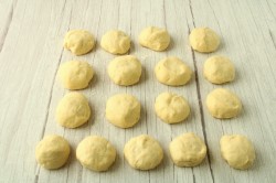 Дрожжевые пирожки с зеленым луком и яйцом в духовке - шаг 18