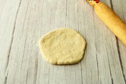 Дрожжевые пирожки с зеленым луком и яйцом в духовке - шаг 19