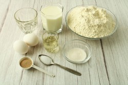 Дрожжевые пирожки с зеленым луком и яйцом в духовке - шаг 1