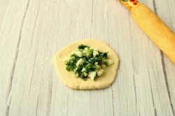 Дрожжевые пирожки с зеленым луком и яйцом в духовке - шаг 20