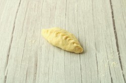 Дрожжевые пирожки с зеленым луком и яйцом в духовке - шаг 21