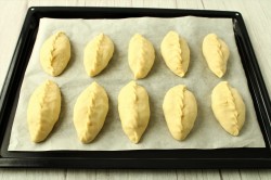 Дрожжевые пирожки с зеленым луком и яйцом в духовке - шаг 22