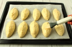 Дрожжевые пирожки с зеленым луком и яйцом в духовке - шаг 24