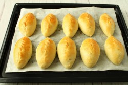 Дрожжевые пирожки с зеленым луком и яйцом в духовке - шаг 25