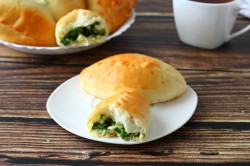 Дрожжевые пирожки с зеленым луком и яйцом в духовке - шаг 26