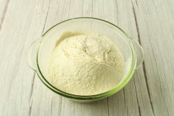 Дрожжевые пирожки с зеленым луком и яйцом в духовке - шаг 2