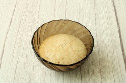 Дрожжевые пирожки с зеленым луком и яйцом в духовке - шаг 3