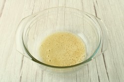 Дрожжевые пирожки с зеленым луком и яйцом в духовке - шаг 4