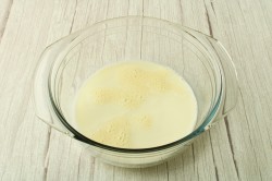 Дрожжевые пирожки с зеленым луком и яйцом в духовке - шаг 5