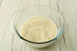 Дрожжевые пирожки с зеленым луком и яйцом в духовке - шаг 6